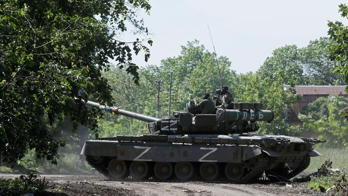 Britská rozvědka: Za ztráty ruských tanků může špatné pancéřování a nedbalost